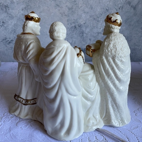 Christmas Nativity Scene Lamp - Picture 5 of 16